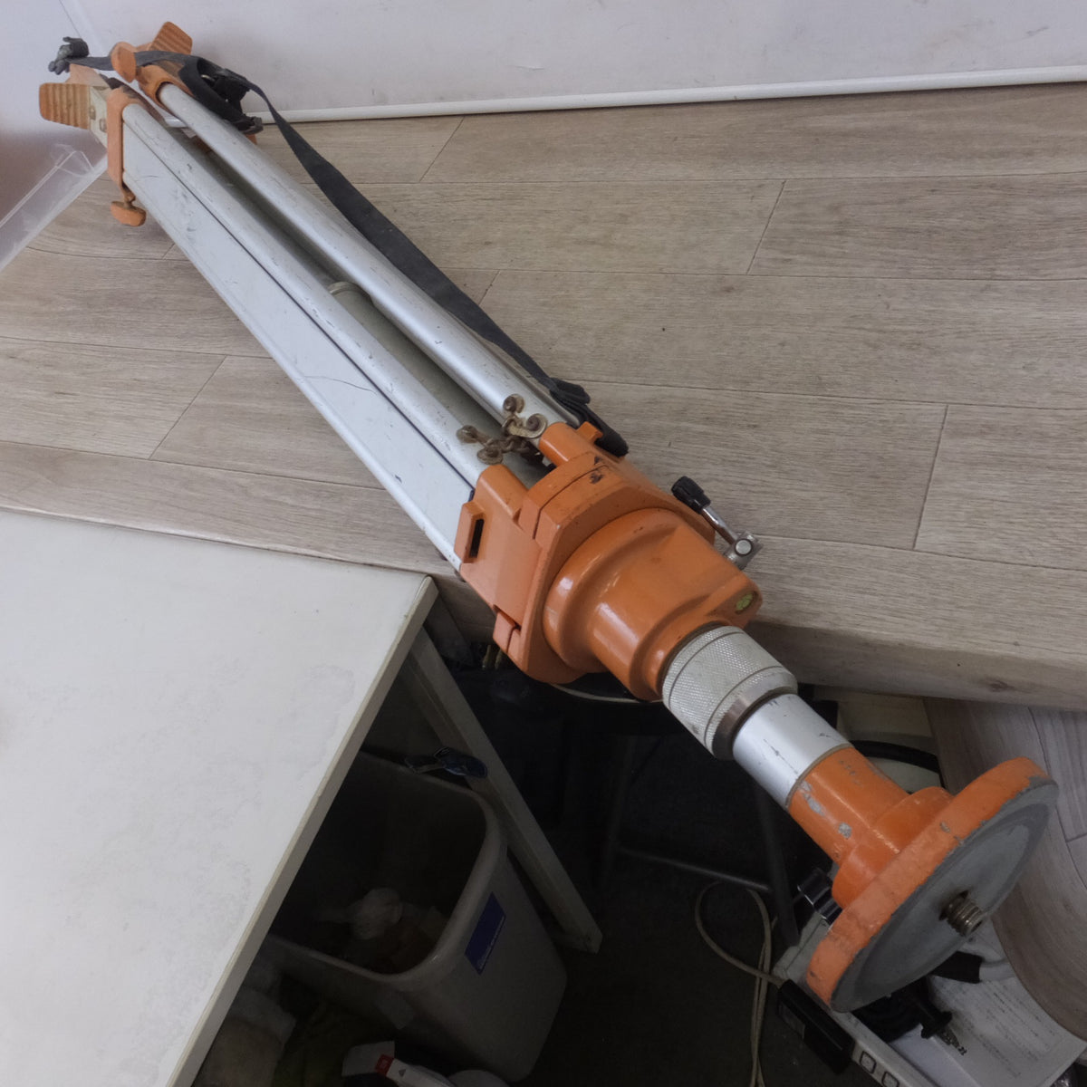 [送料無料] ★アルミ製 エレベーター三脚 メーカー 形式 不明　長さ 約 128～195cm　収納部のバーの長さ 約 95cm★