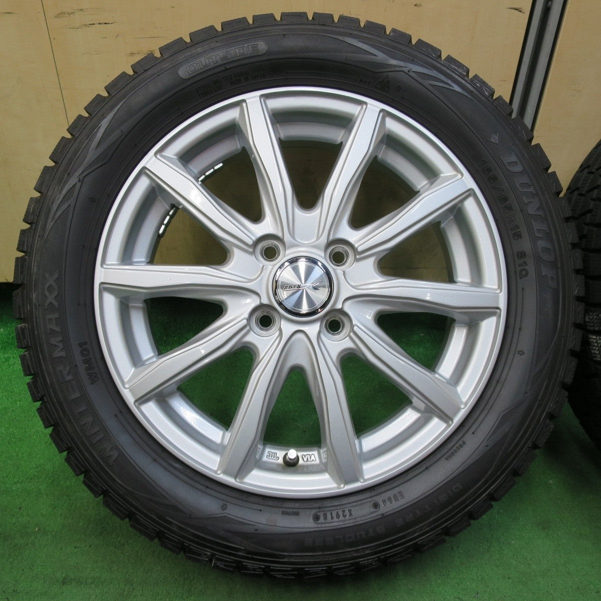 [送料無料] バリ溝！9分★スタッドレス 165/65R15 ダンロップ ウインターマックスWM01 JOKER ソリオ ハスラー等 PCD100/4H★4120702イス