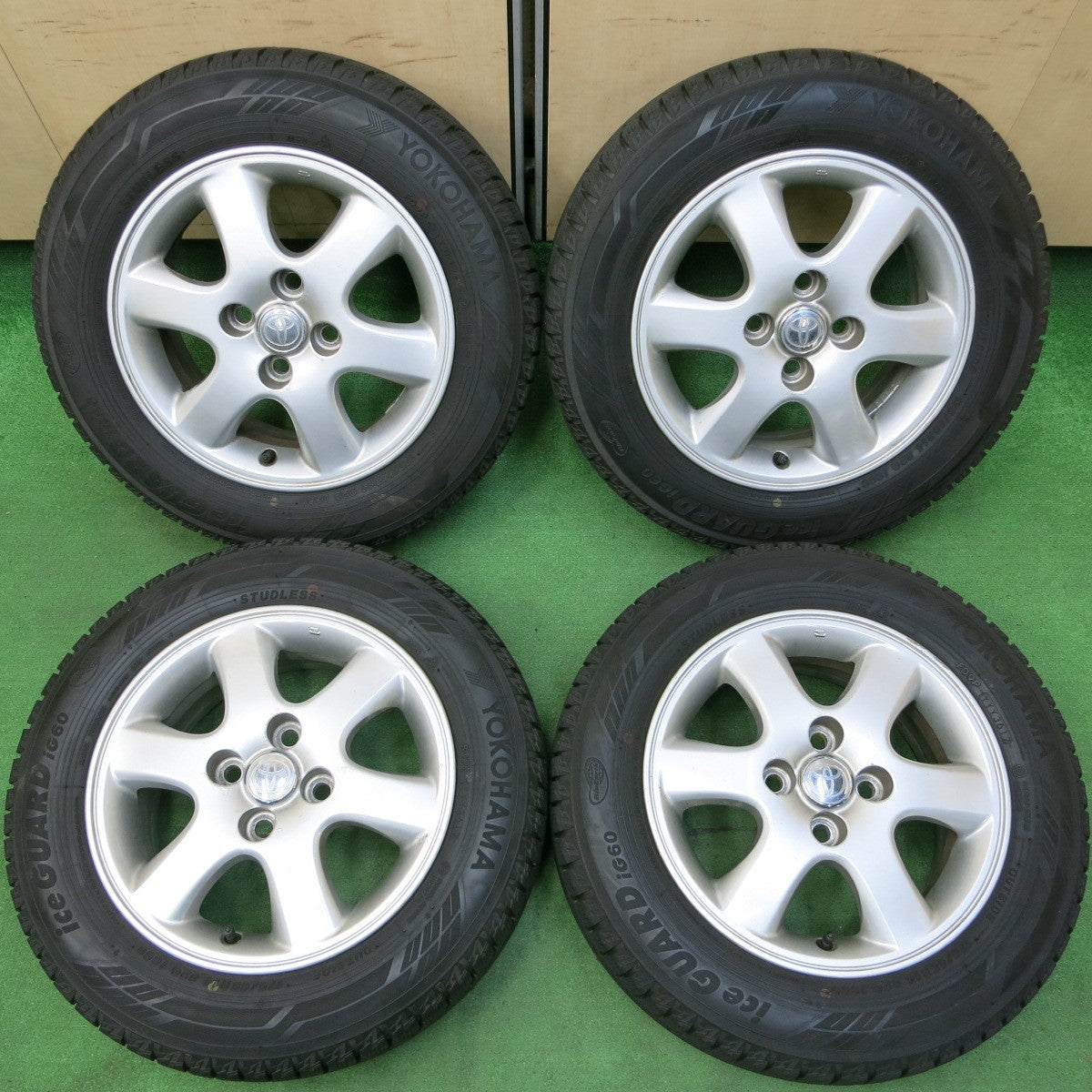 *送料無料* バリ溝！9分★トヨタ カローラ フィールダー 純正 175/65R14 スタッドレス ヨコハマ アイスガード iG60 14インチ PCD100/4H★4052305イス