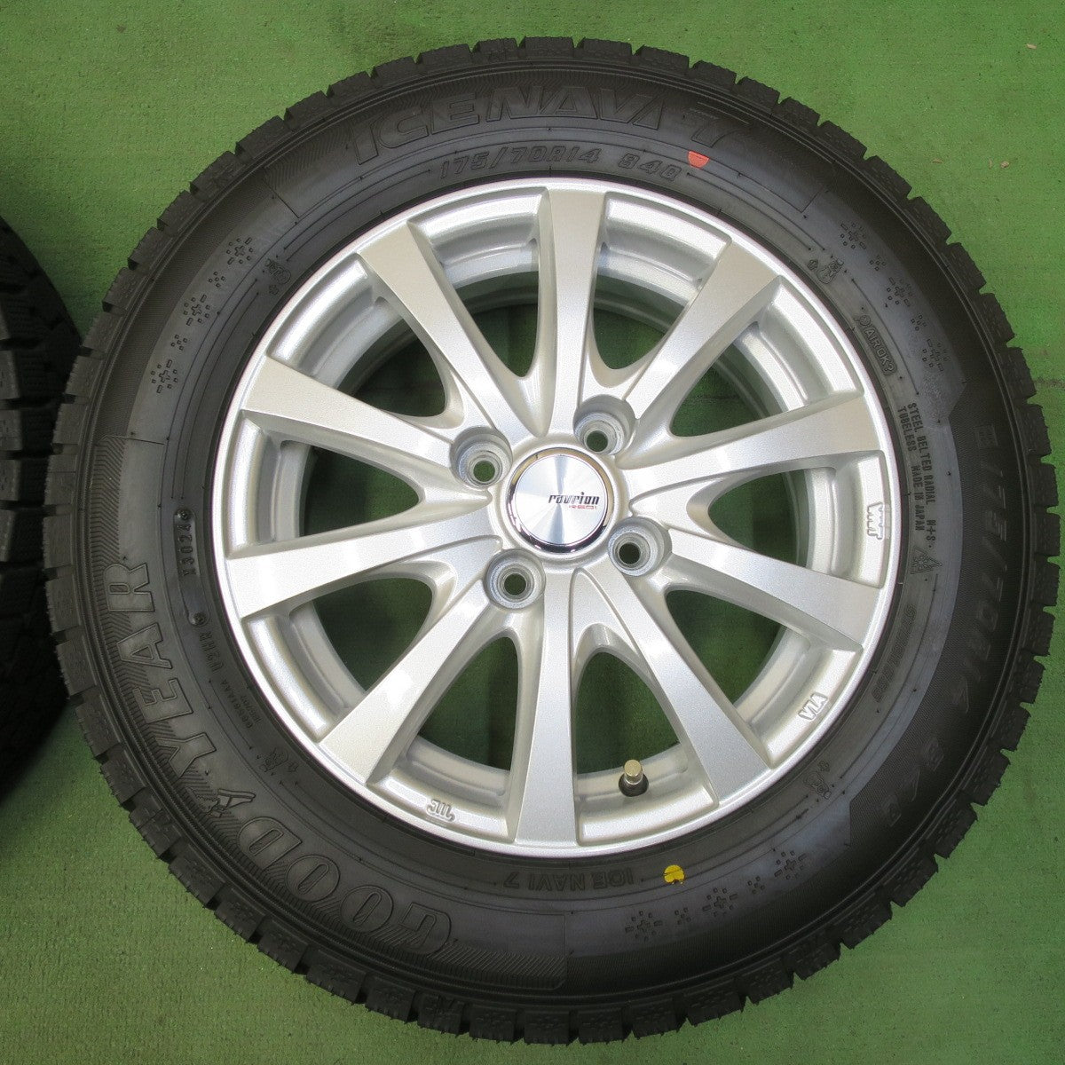 バリ溝！24年！キレイ！ほぼ10分★スタッドレス 175/70R14 グッドイヤー アイスナビ7 ravrion RS01 ラブリオン 14インチ PCD100/4H★5082303イス