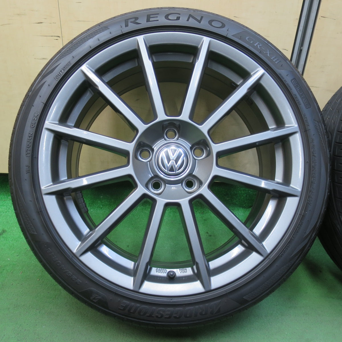 バリ溝！24年！キレイ！9.5分★ワーゲン ゴルフ7 純正 OP 225/40R18 ブリヂストン レグノ GR-X3 18インチ PCD112/5H★5101707イノ