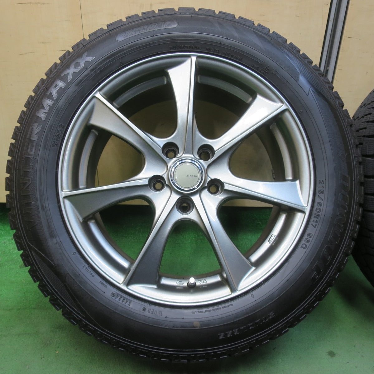 バリ溝！24年！キレイ！9.5分★スタッドレス 215/60R17 ダンロップ ウインターマックス WM02 LEBEN BX レーベン 17インチ PCD114.3/5H★5123012イス