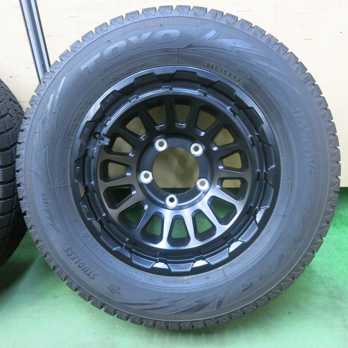 バリ溝！23年！キレイ！9.5分★ジムニー 等 215/70R16 スタッドレス トーヨー オブザーブ GSi-6 LS BARKLEY HARDROCK RIZARD 16インチ PCD139.7/5H★5102503SKス