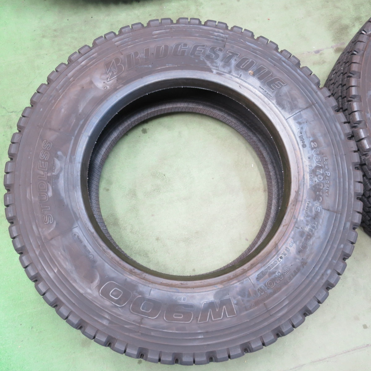バリ溝！25年！8.5分★トラック タイヤ 245/70R19.5 136/134J スタッドレス ブリヂストン W900 19.5インチ★6050514イスタ