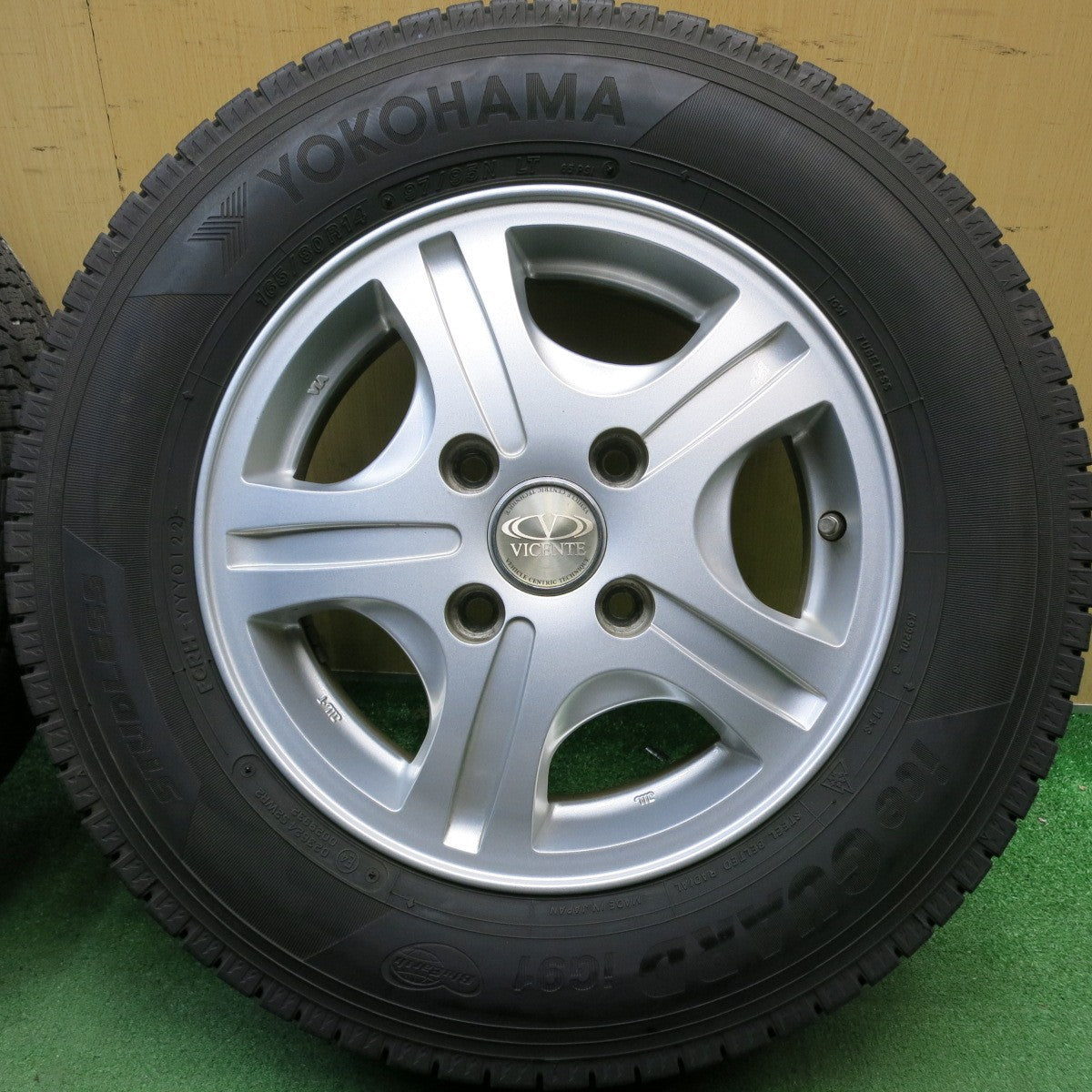 バリ溝！22年！キレイ！9.5分◎スタッドレス 165/80R14 97/95N ヨコハマ アイスガード iG91 VICENTE -03 ヴィセンテ 14インチ PCD114.3/4H◎6071108HAス