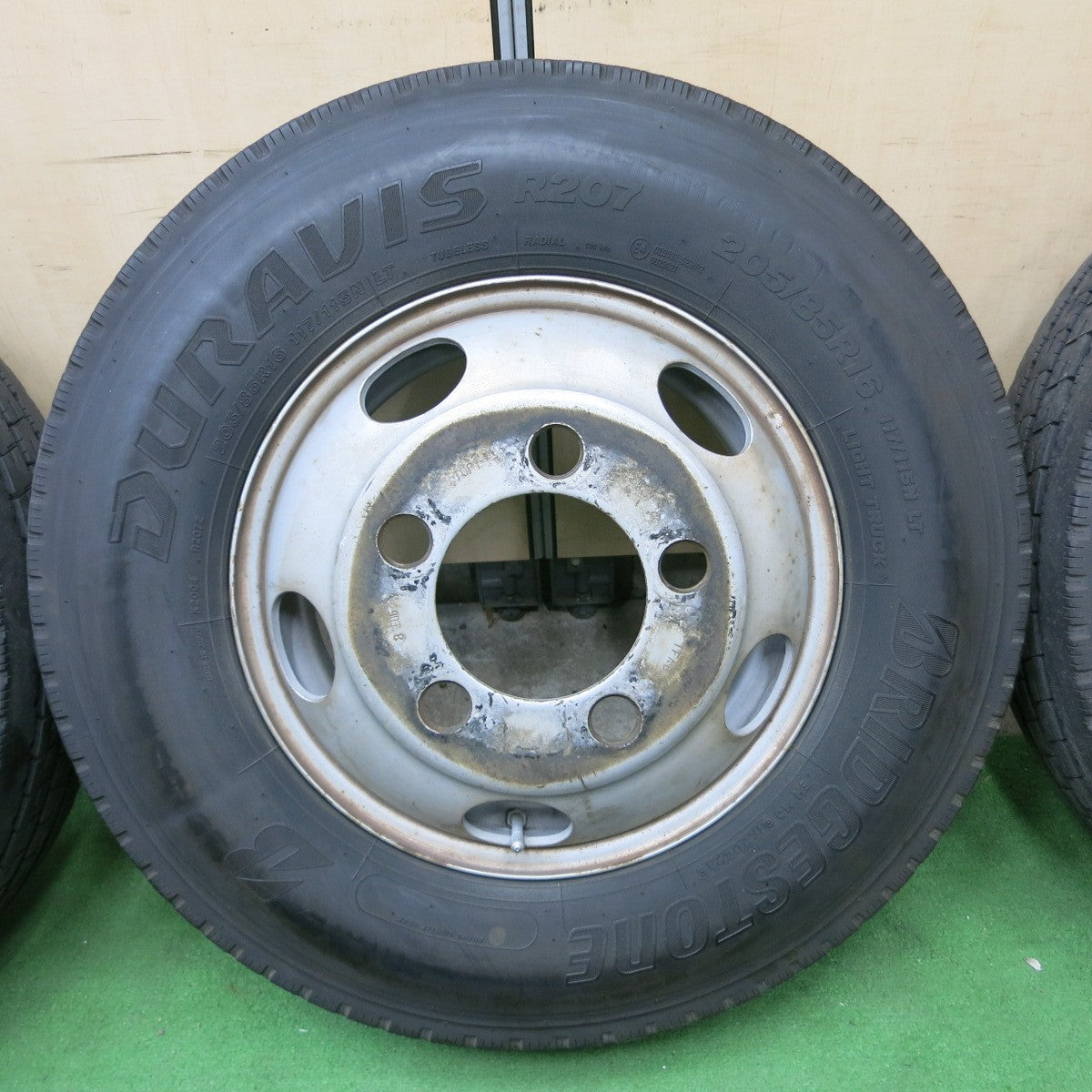 [送料無料] バリ溝！21年！8.5分★トラック タイヤ 205/85R16 117/115N ブリヂストン デュラビス R207 TOPY スチール ホイール 16インチ★4102801ナノ