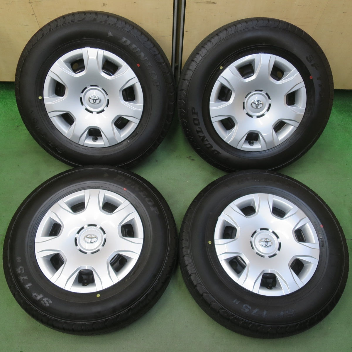 新車外し！26年◎トヨタ 200系 ハイエース 純正 スチール 195/80R15 107/105S ダンロップ SP175N 15インチ PCD139.7/6H◎6081001イノ
