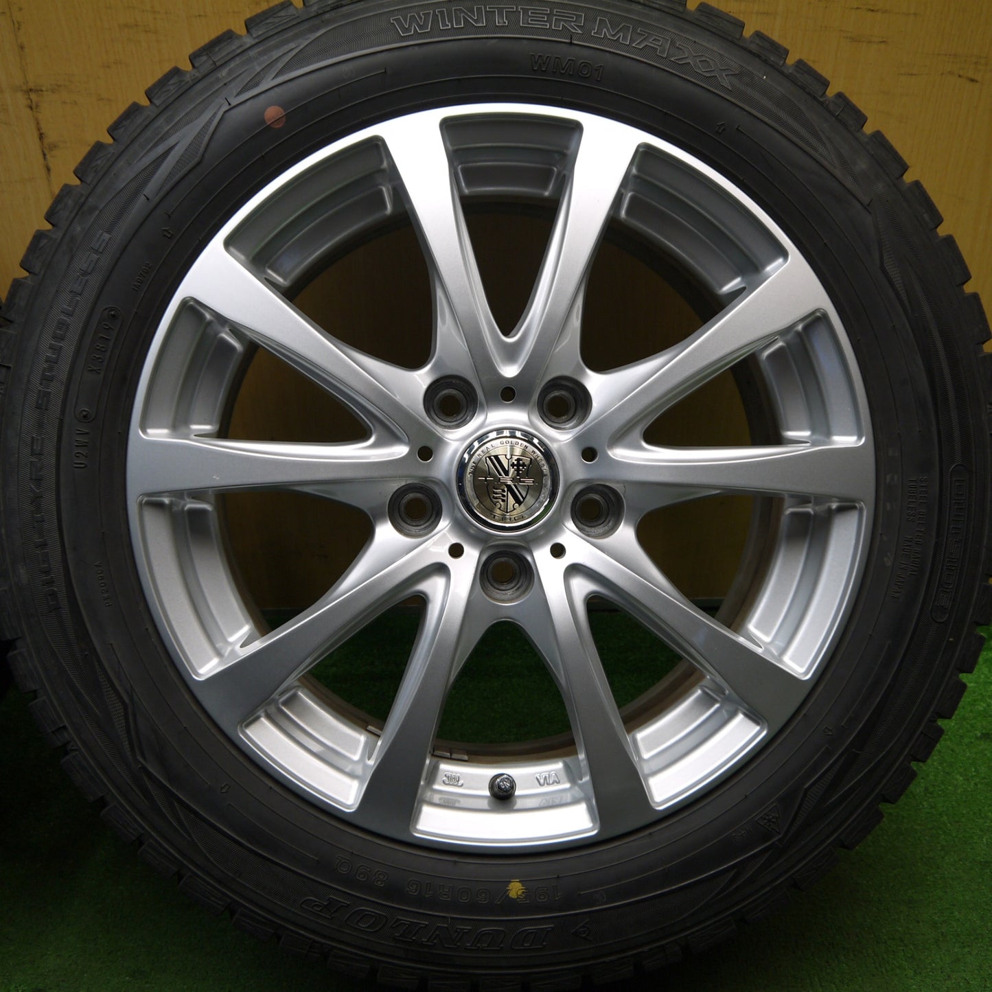 バリ溝！キレイ！9.5分★スタッドレス 195/60R16 ダンロップ ウインターマックス WM01 T.R.G. TRG 16インチ PCD114.3/5H★5060406Hス