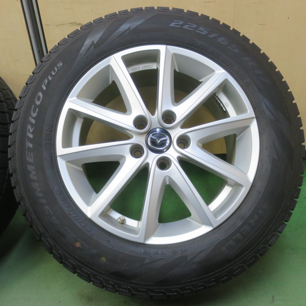 バリ溝！キレイ！8.5分◎マツダ アテンザ 純正 225/65R17 スタッドレス ピレリ アイスアシンメトリコ プラス 17インチ PCD114.3/5H◎6092506イス