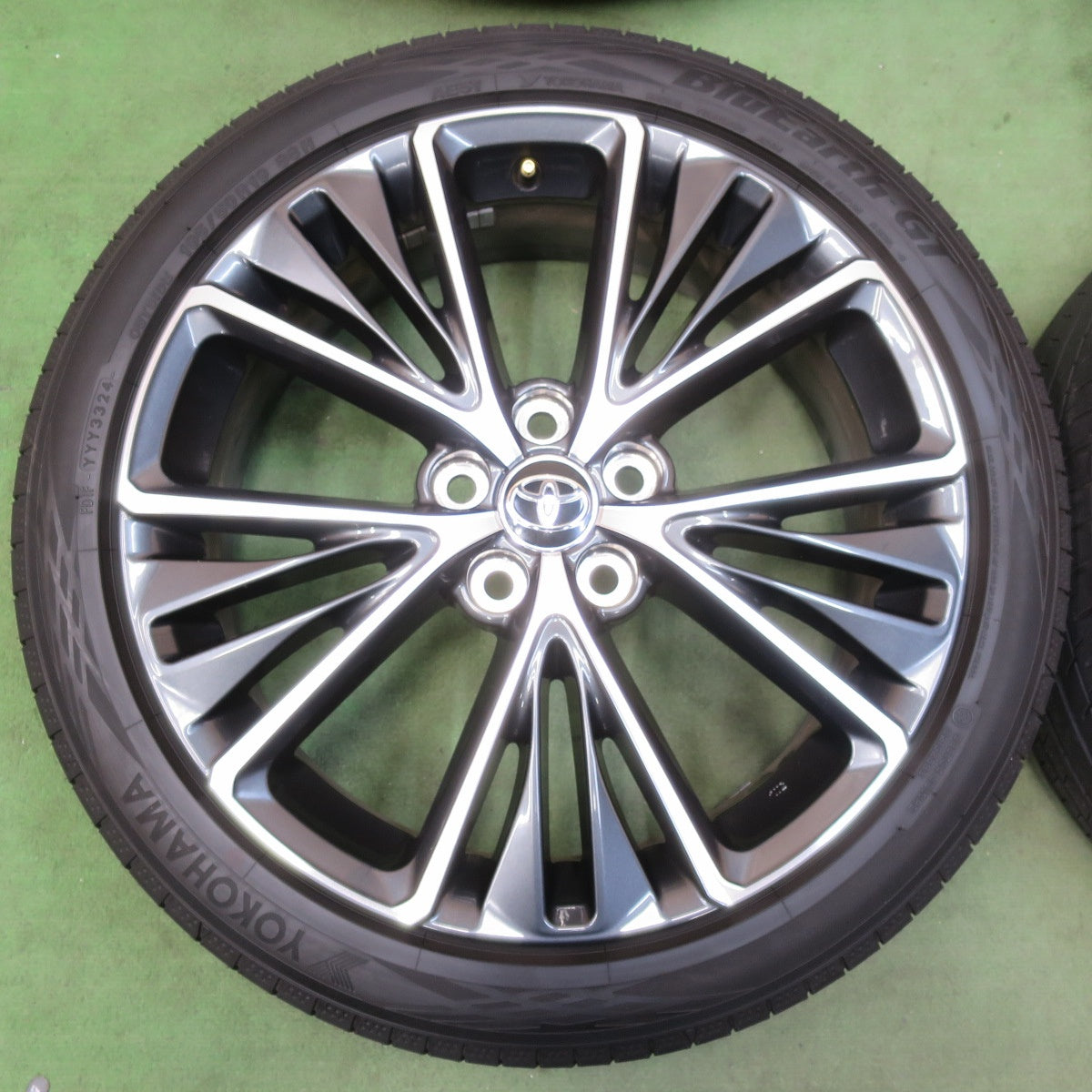 バリ溝！24年！キレイ！9.5分★トヨタ 60系 プリウス Zグレード 純正 195/50R19 ヨコハマ BluEarth-GT AE51 ブルーアース 19インチ PCD114.3/5H★5121307イノ