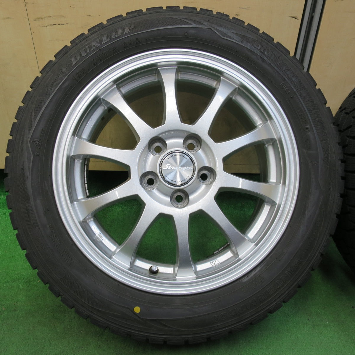 [送料無料] バリ溝！キレイ！9.5分★シエンタ 等 185/60R15 スタッドレス ダンロップ ウインターマックス WM01 Stranger ストレンジャー 15インチ PCD100/5H★4112909イス