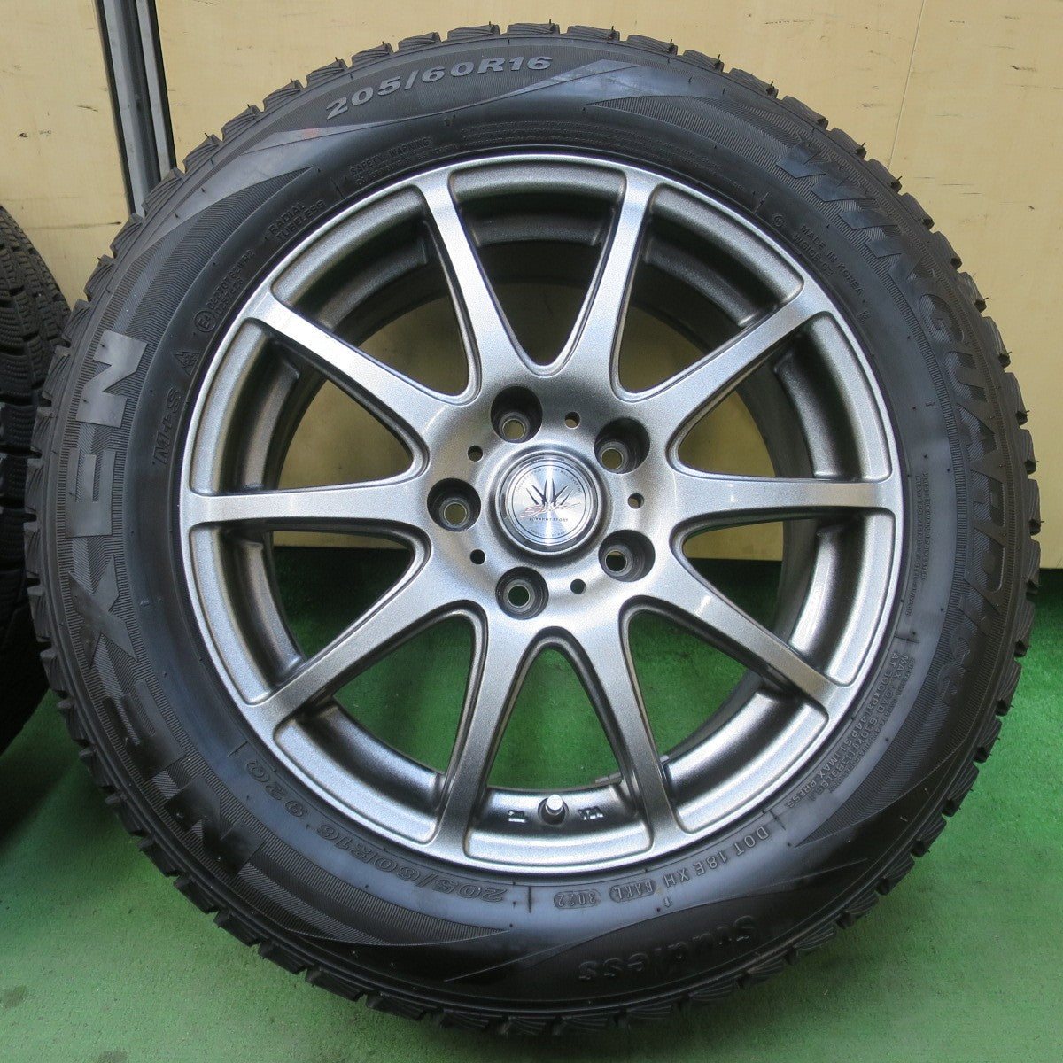 バリ溝！22年！キレイ！9分★LOXARNY SPORT 205/60R16 スタッドレス ネクセン WINGUARD ice ロクサーニ スポーツ 16インチ PCD114.3/5H★6012704イス