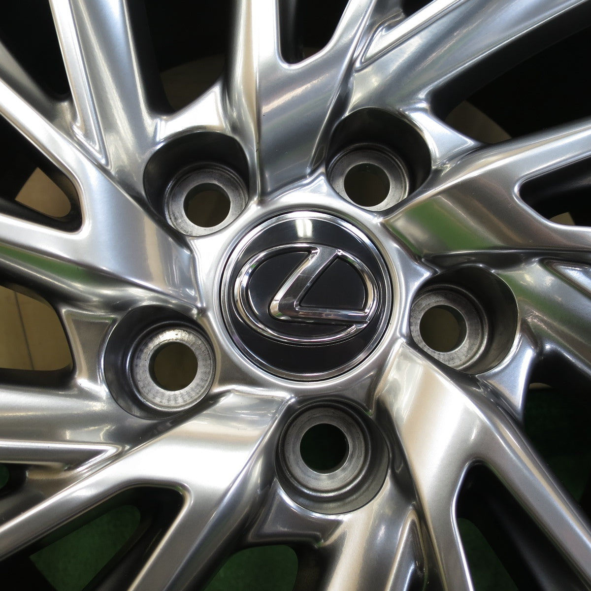 *送料無料* センサー付！バリ溝！綺麗！9.5分★レクサス ES300h バージョンL 純正 235/45R18 スタッドレス ブリヂストン ブリザック VRX2 PCD114.3/5H★4042202KMス