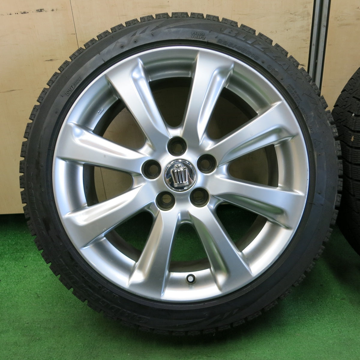 *送料無料* バリ溝！キレイ！9.5分★トヨタ 200系 クラウン アスリート 純正 225/45R18 スタッドレス ブリヂストン ブリザック VRX PCD114.3/5H★4061103ナス