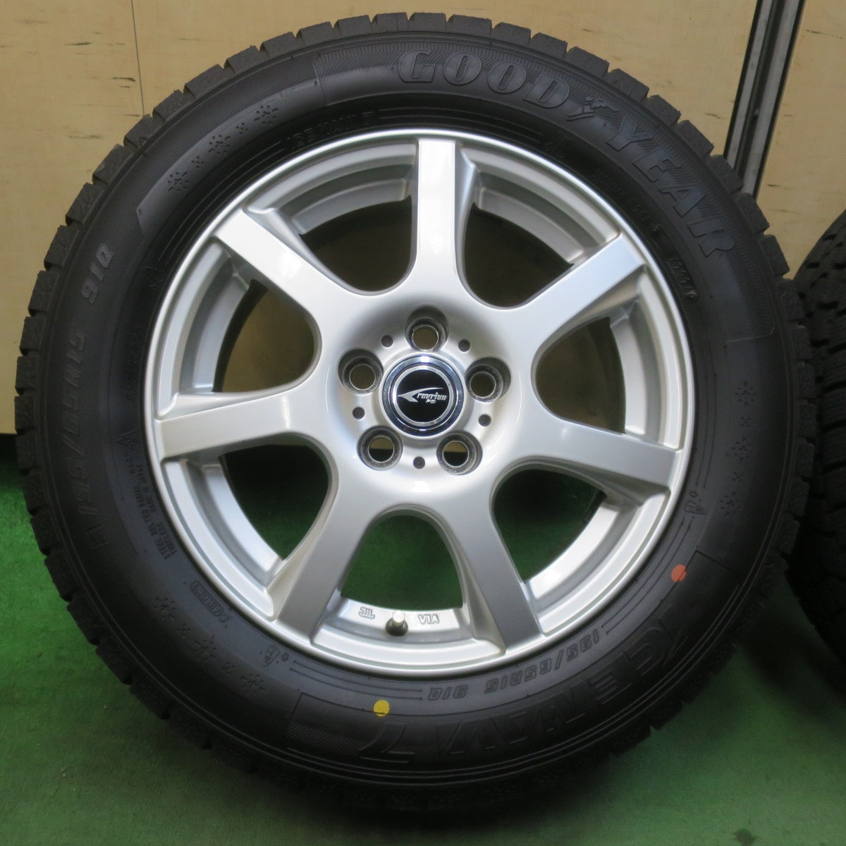バリ溝！24年！キレイ！ほぼ10分★プリウス 等 195/65R15 スタッドレス グッドイヤー アイスナビ7 ravrion P3 ラブリオン 15インチ PCD100/5H★5122705イス