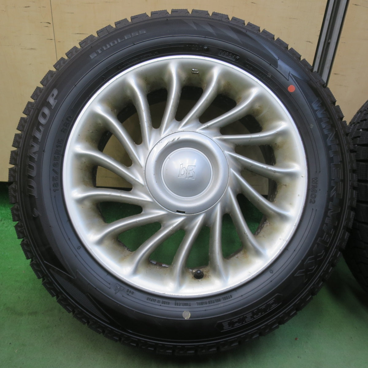 ほぼ未使用！24年★トヨタ bB 純正 185/65R15 スタッドレス ダンロップ ウインターマックス WM02 15インチ PCD100/4H★6042904イス