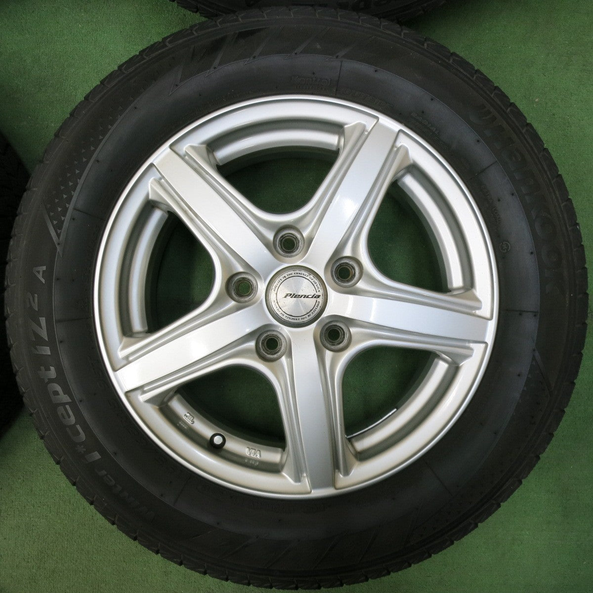 [送料無料] バリ溝！キレイ！8.5分★スタッドレス 195/65R15 ハンコック ウインター アイセプト IZ2A Plencia プレンシア 15インチ PCD114.3/5H★4122505SYス