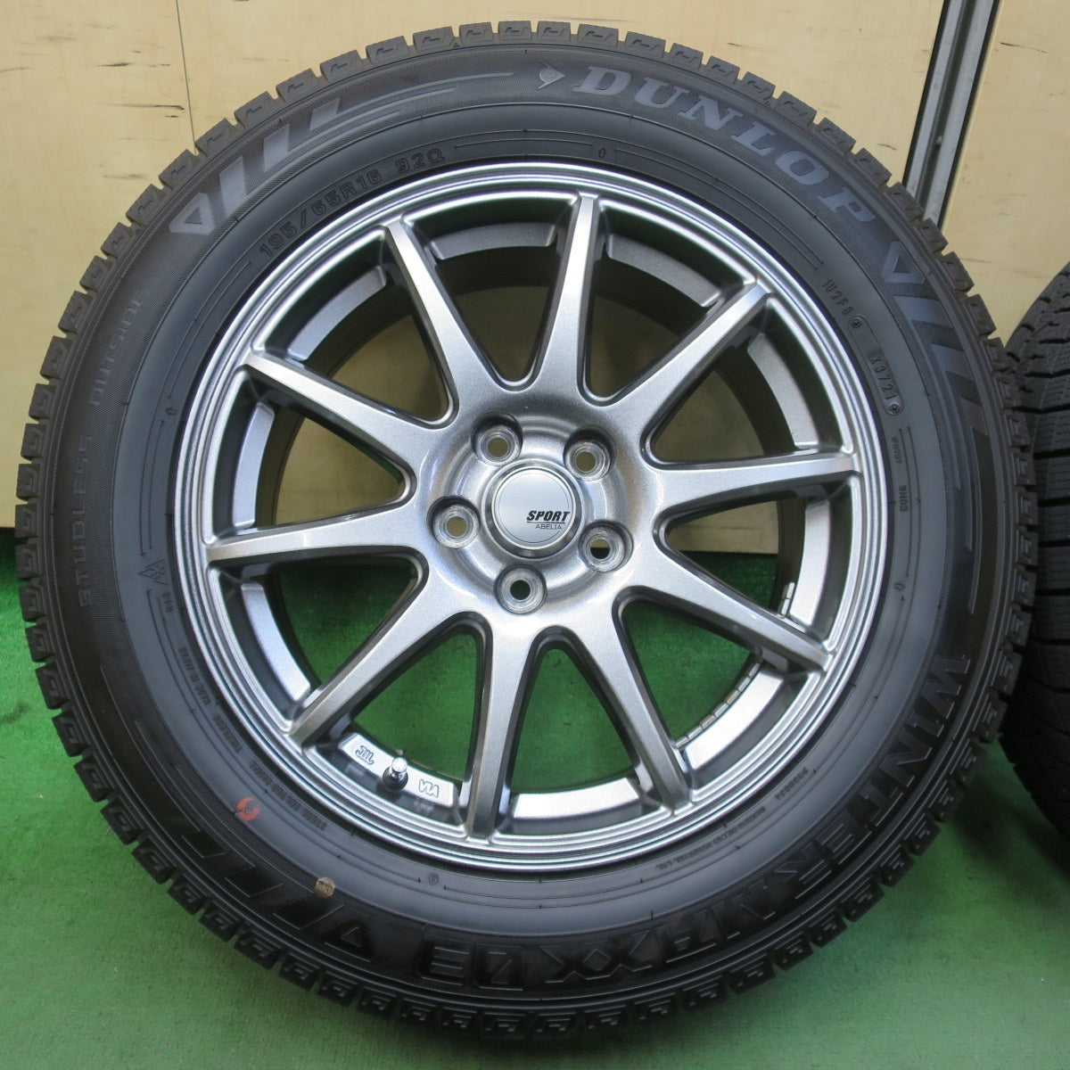 バリ溝！21年！キレイ！9.5分★ライズ ロッキー 等 195/65R16 スタッドレス ダンロップ ウインターマックス 03 SPORT ABELIA スポルト アベリア 16インチ PCD100/5H★5101506イス