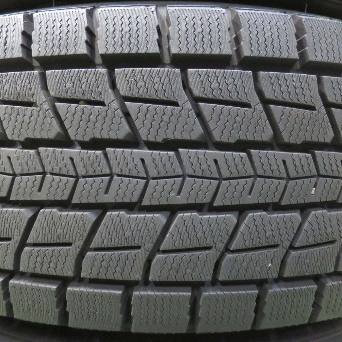 超バリ溝！22年！キレイ！ほぼ10分★スタッドレス 235/60R18 ダンロップ ウインターマックス SJ8 SJ8+ DUFACT デュファクト 18インチ PCD114.3/5H★6032702イス