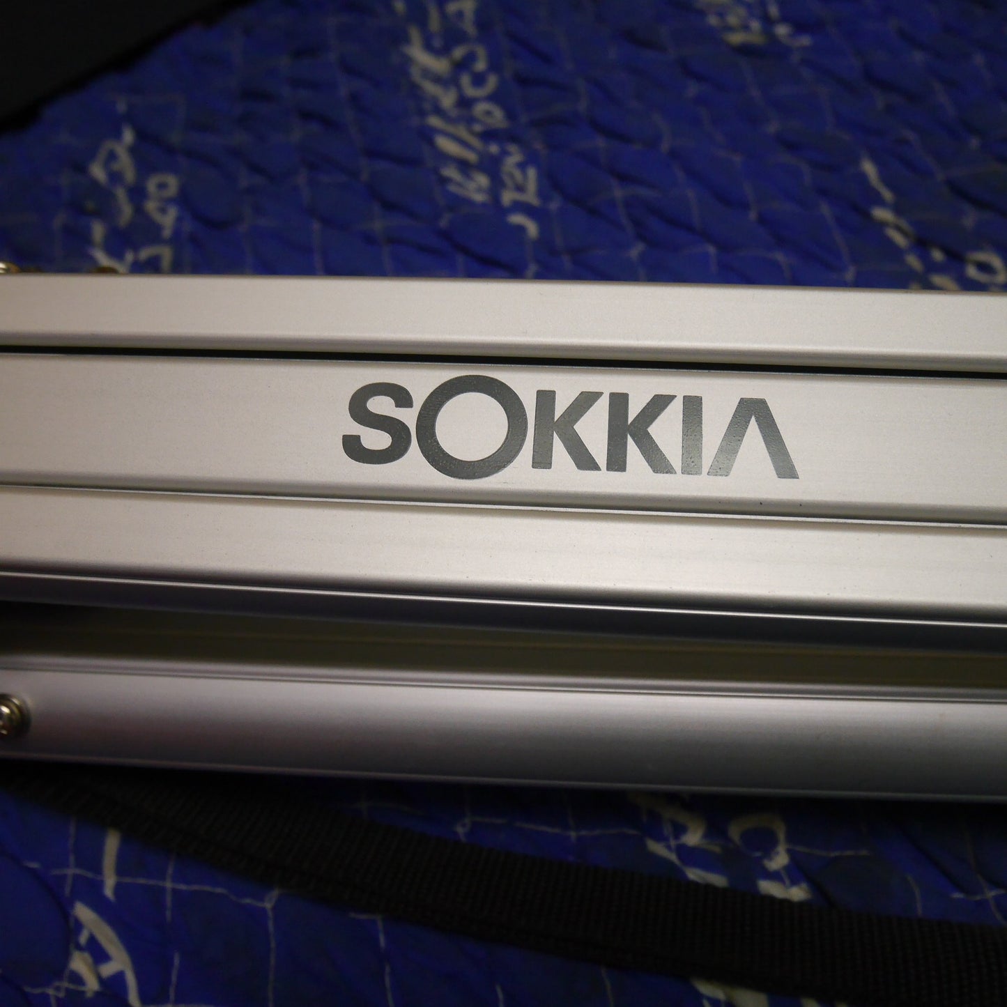 [送料無料] 三脚付き☆SOKIA ソキア 電子 デジタル セオドライト DT740LS 測定 器 測量 計測 現状品☆