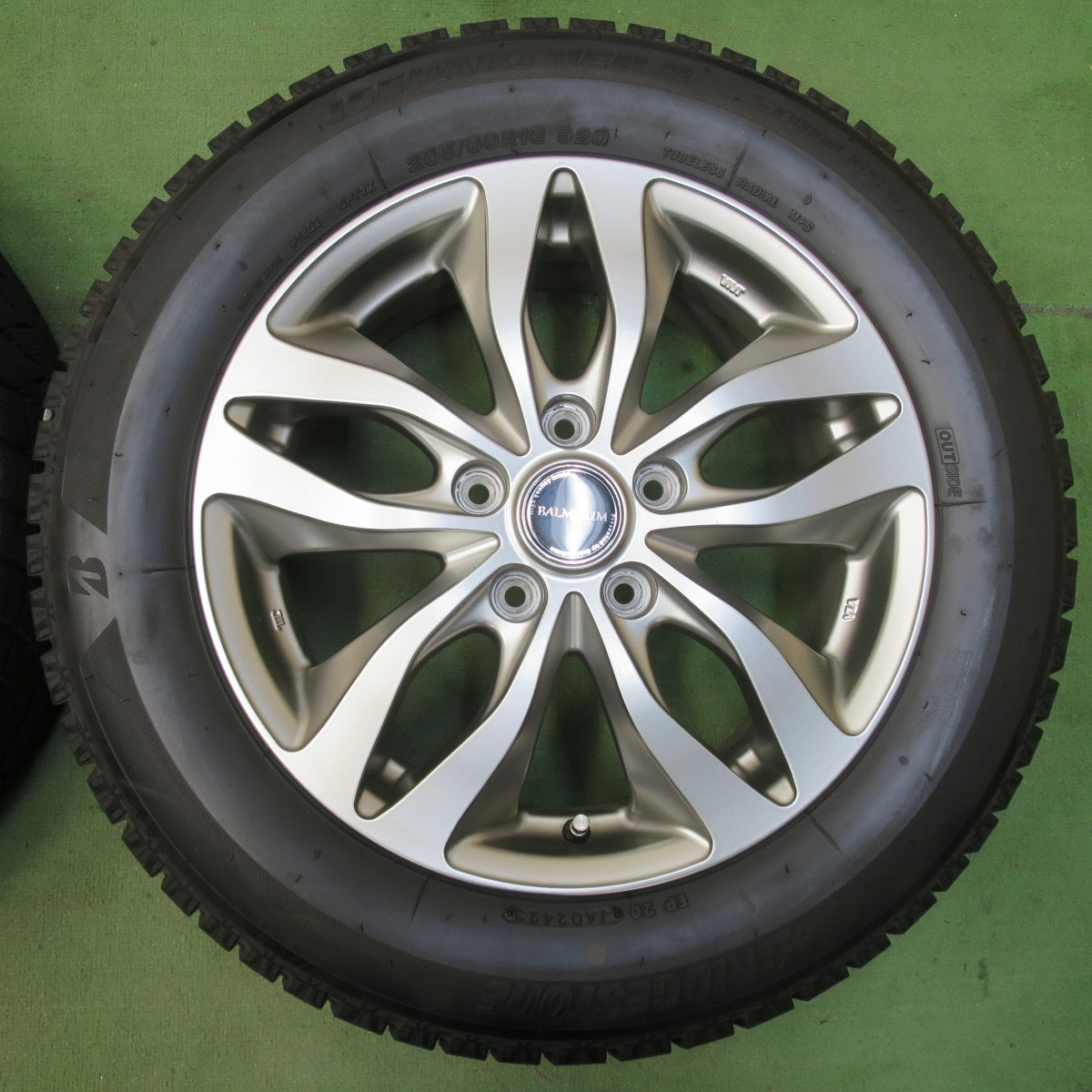 バリ溝！23年！キレイ！9.5分★スタッドレス 205/60R16 ブリヂストン アイスパートナー2 BALMINUM バルミナ 16インチ PCD114.3/5H★5112708イス