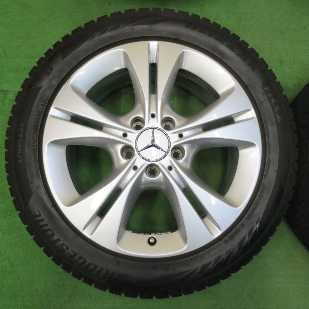 [送料無料] バリ溝！キレイ！8.5分★ベンツ Cクラス W205 純正 225/50R17 スタッドレス ブリヂストン ブリザック VRX2 17インチ PCD112/5H★4111104イス