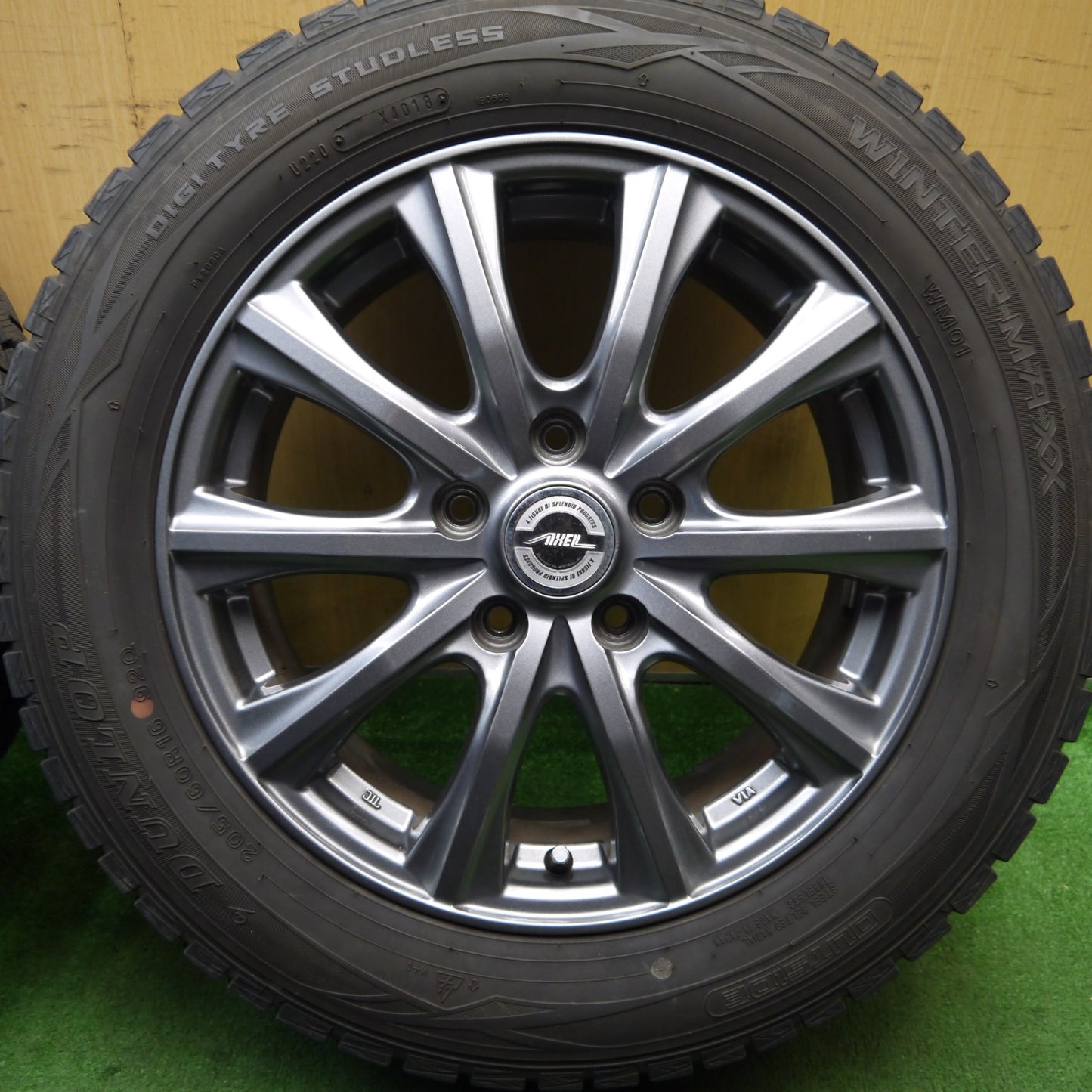 バリ溝！キレイ！8.5分★スタッドレス 205/60R16 ダンロップ ウインターマックス WM01 AXEL アクセル 16インチ PCD114.3/5H★5060604Hス