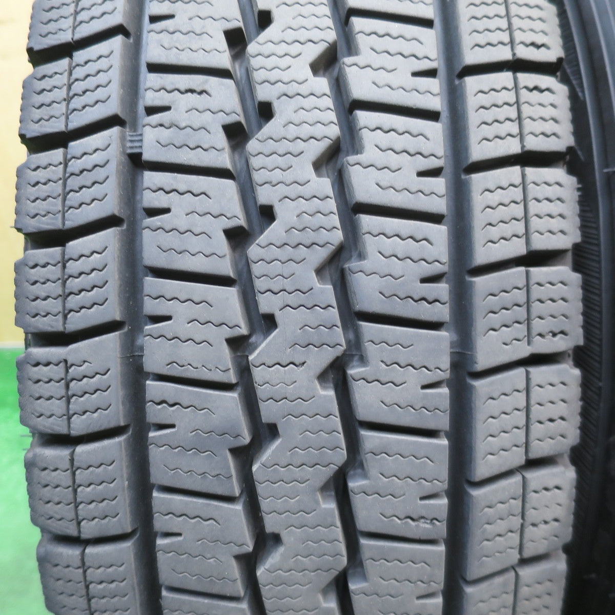 バリ溝！22年！9.5分◎スタッドレス 195/80R15 107/105L ダンロップ ウインターマックス SV01 SEIN SS ザイン 15インチ PCD139.7/6H◎6062303NJス