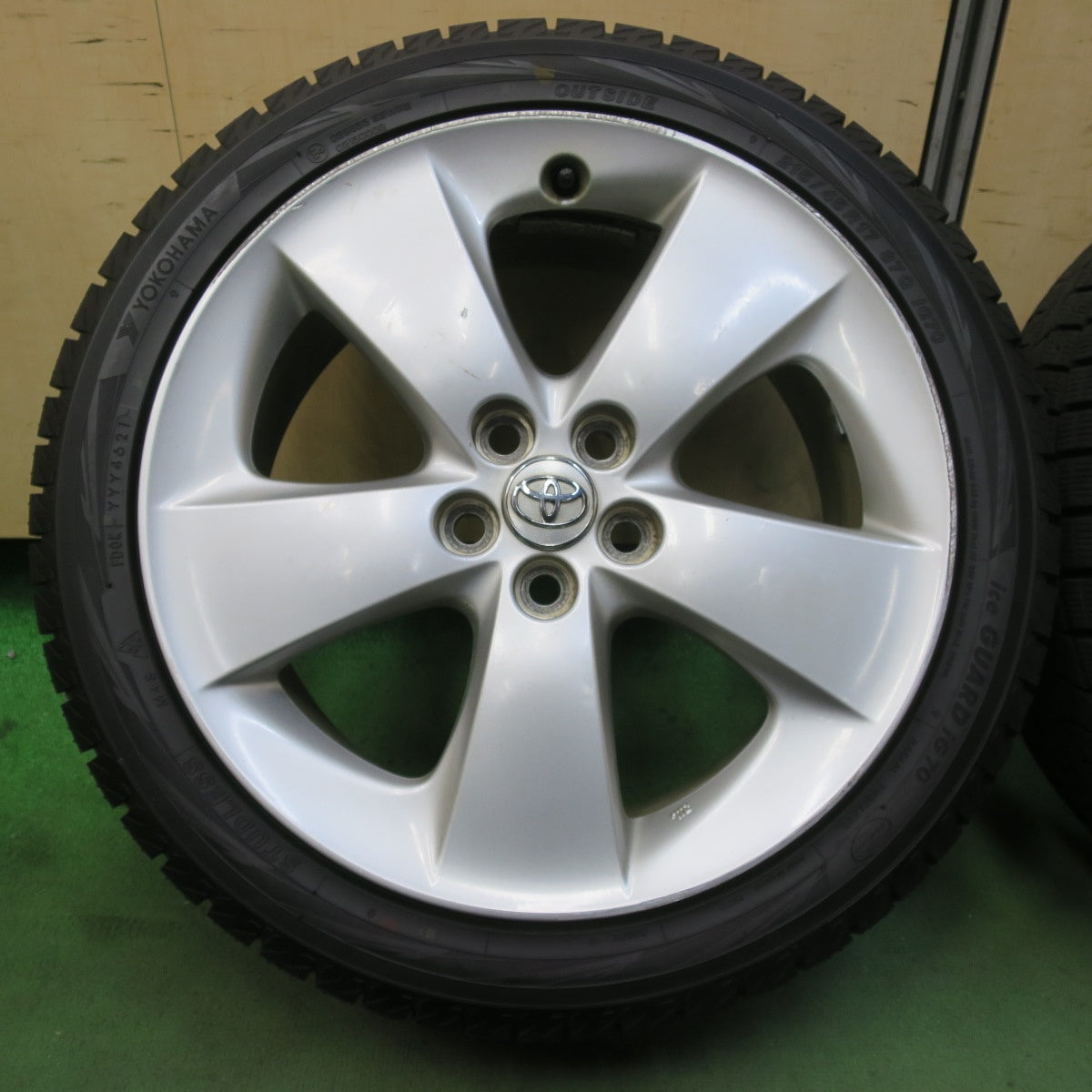 超バリ溝！21年！ほぼ10分★トヨタ 30系 プリウス S ツーリング 純正 215/45R17 スタッドレス ヨコハマ アイスガード iG70 17インチ PCD100/5H★5110803イス