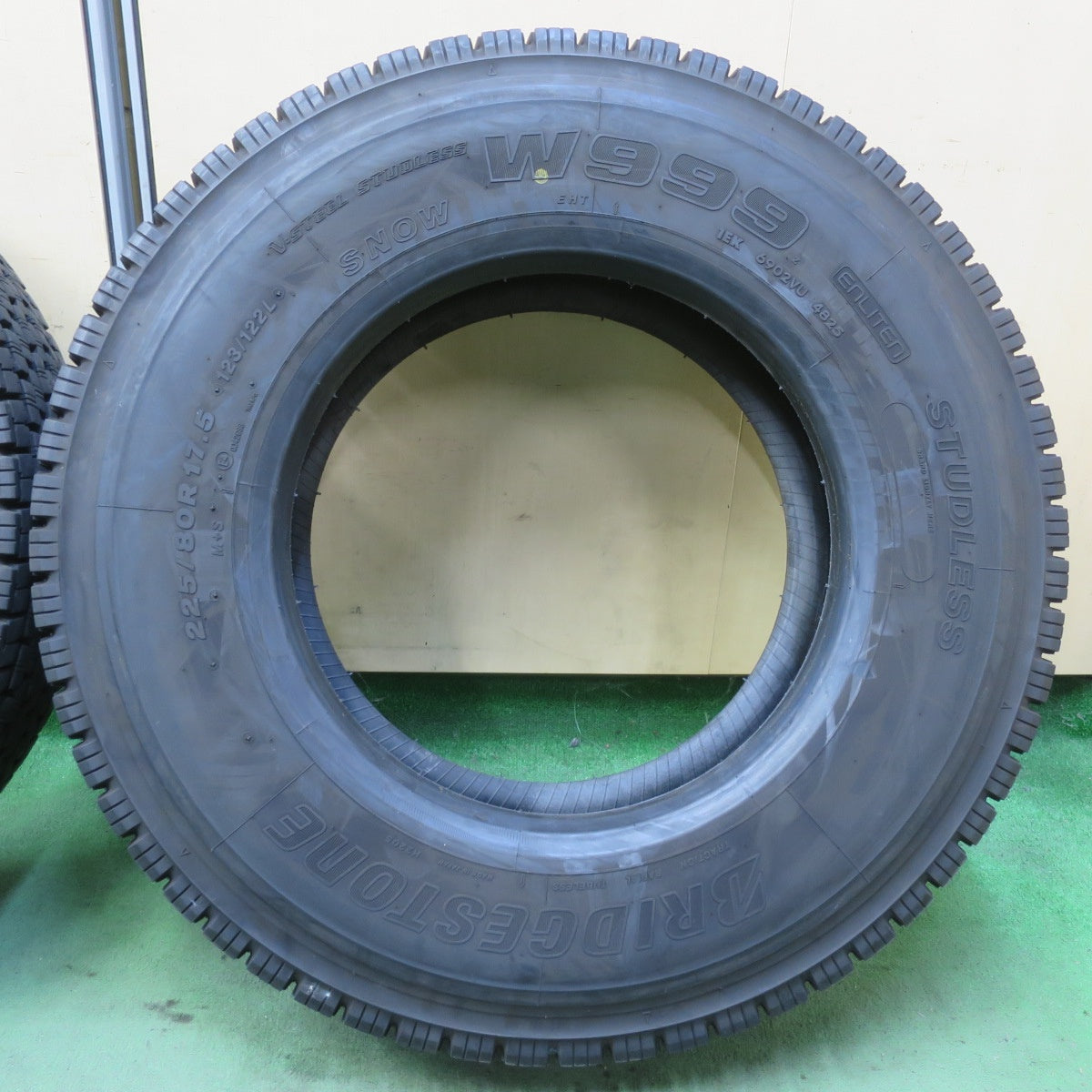 ほぼ未使用！25年！2本★トラック タイヤ 225/80R17.5 123/122L スタッドレス ブリヂストン W999 17.5インチ★6073003イスタ