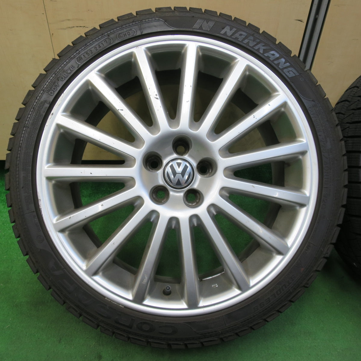 [送料無料] 超バリ溝！ほぼ10分★VW ワーゲン R32 ゴルフ 純正 225/40R18 スタッドレス ナンカン CORSAFA 18インチ PCD100/5H★4102109イス