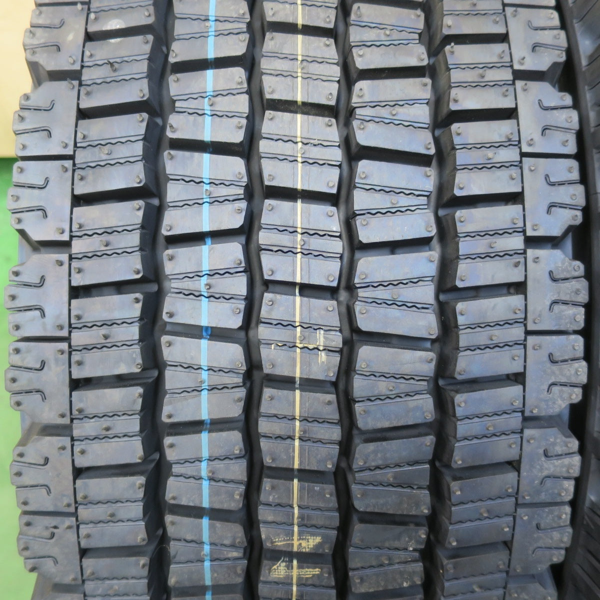 未使用！25年！2本★トラック タイヤ 245/70R19.5 136/134J スタッドレス ダンロップ デクテス SP081 DECTES 19.5インチ★6033002イスタ