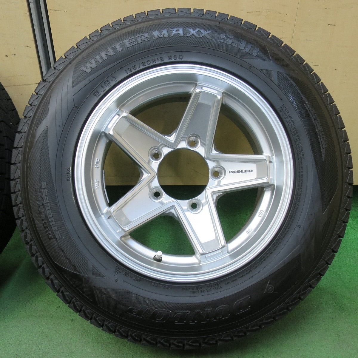 バリ溝！24年！キレイ！9.5分以上★KEELER 195/80R15 スタッドレス ダンロップ ウインターマックス SJ8 + キーラー 15インチ PCD139.7/5H★5112402イス