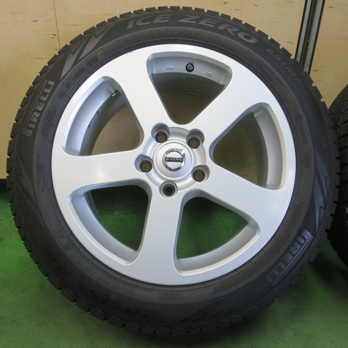 バリ溝！24年！キレイ！8.5分★ボルボ 等 VST タイプRS 205/55R16 スタッドレス ピレリ アイスゼロ アシンメトリコ 16インチ PCD108/5H★6042507イス