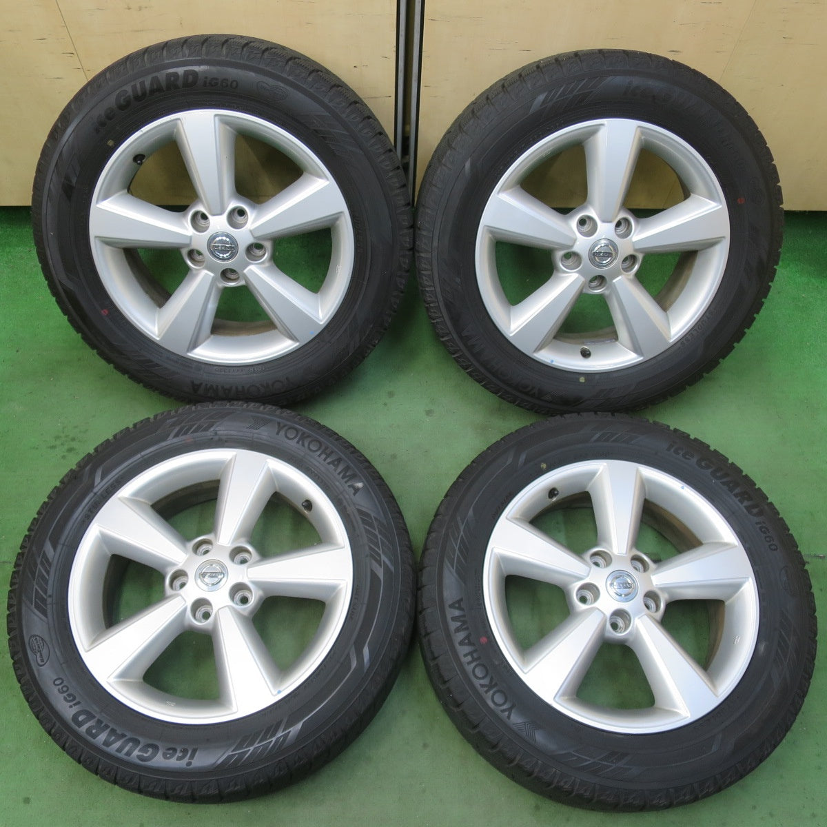 バリ溝！キレイ！9.5分★日産 デュアリス 純正 215/60R17 スタッドレス ヨコハマ アイスガード iG60 17インチ PCD114.3/5H★6022503イス