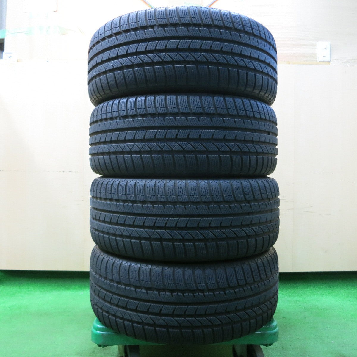 *送料無料* バリ溝！キレイ！8.5分★レガシィ等 225/50R17 スタッドレス モモ NORTHPOLE W-2 Verthandi ヴェルザンディ PCD100/5H★4032707イス