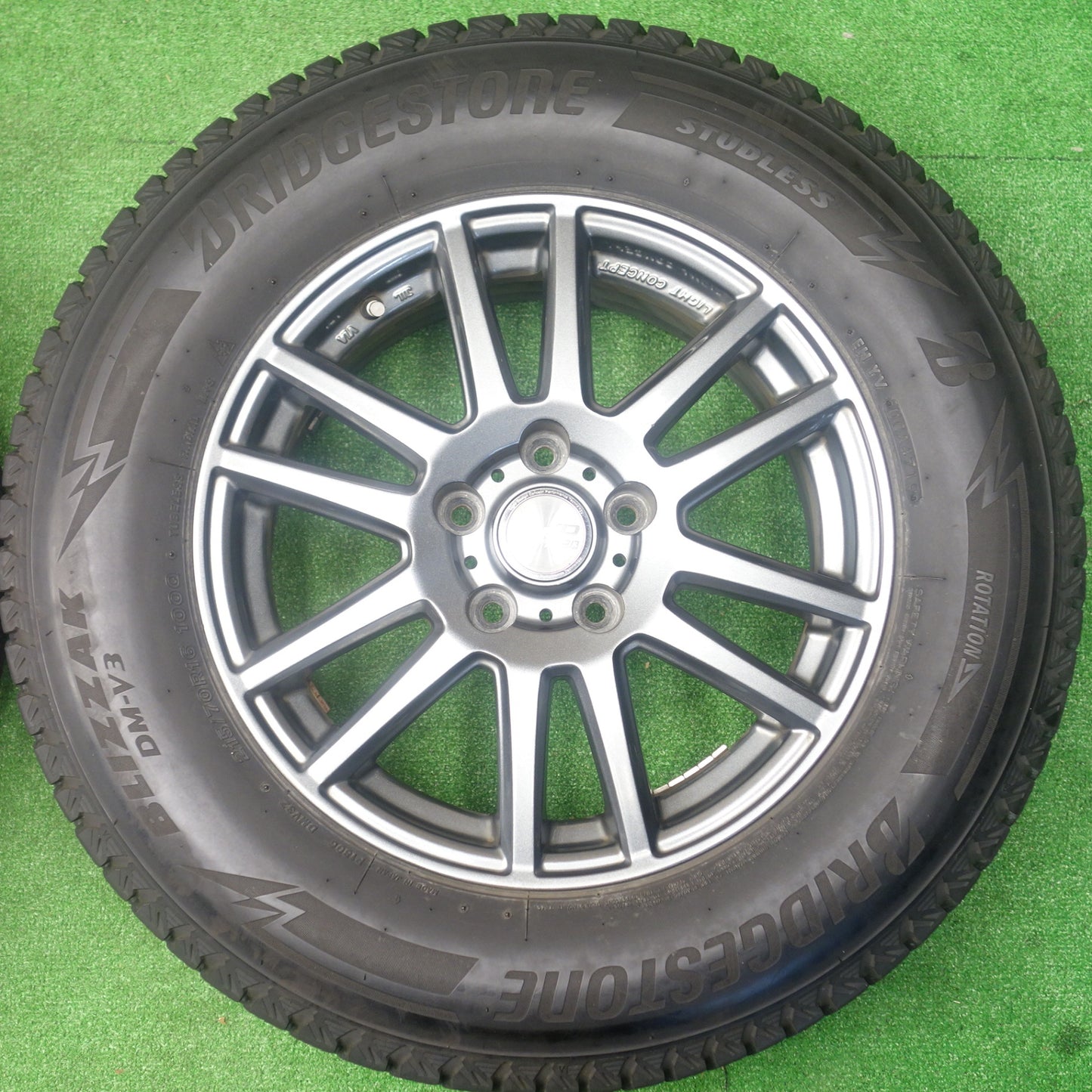 バリ溝！キレイ！8.5分★スタッドレス 215/70R16 ブリヂストン ブリザック DM-V3 dp devotion デボーション 16インチ PCD114.3/5H★6011504KTス