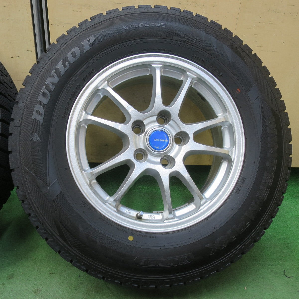 バリ溝！キレイ！9.5分★スタッドレス 225/70R16 ダンロップ ウインターマックス WM02 ECO FORME エコフォルム 16インチ PCD114.3/5H★6021108イス