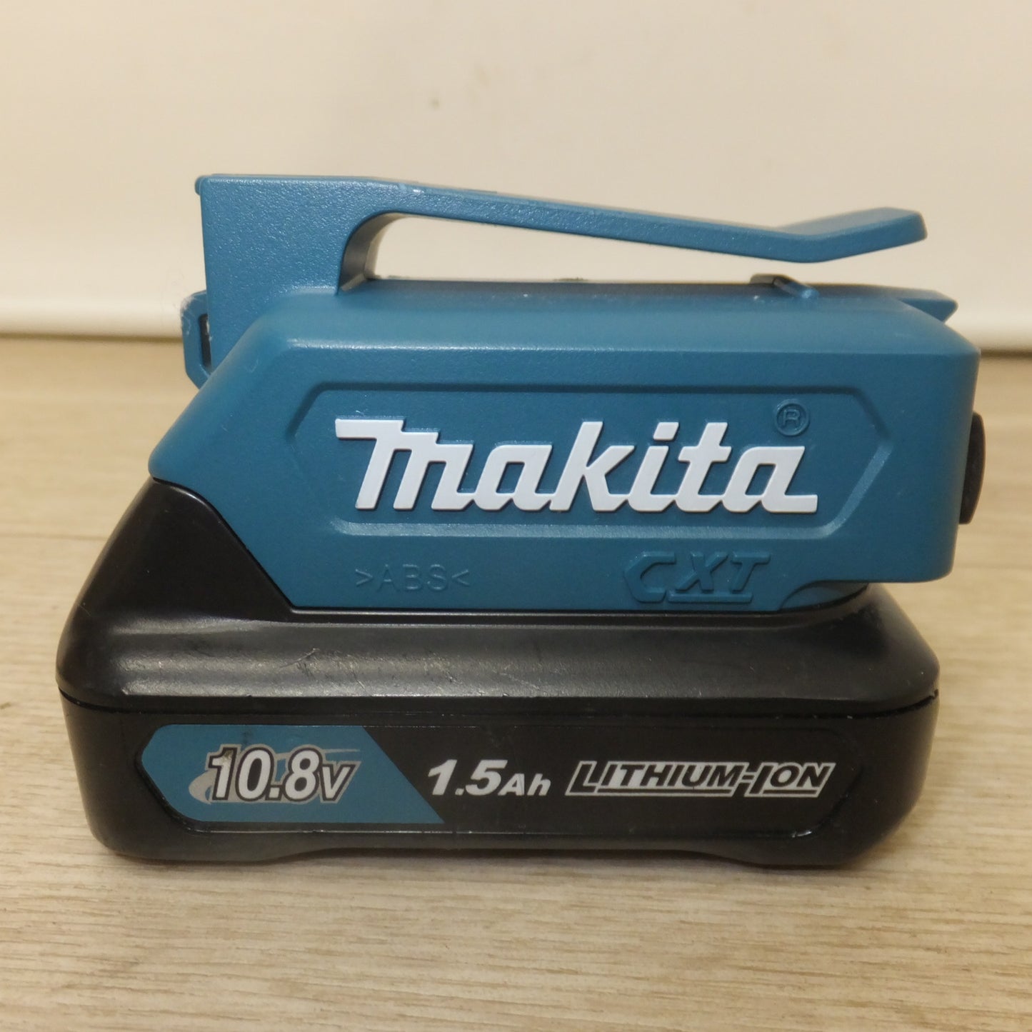 [送料無料] キレイ★マキタ makita バッテリ BL1015　USB用アダプタ ADP06　セット★