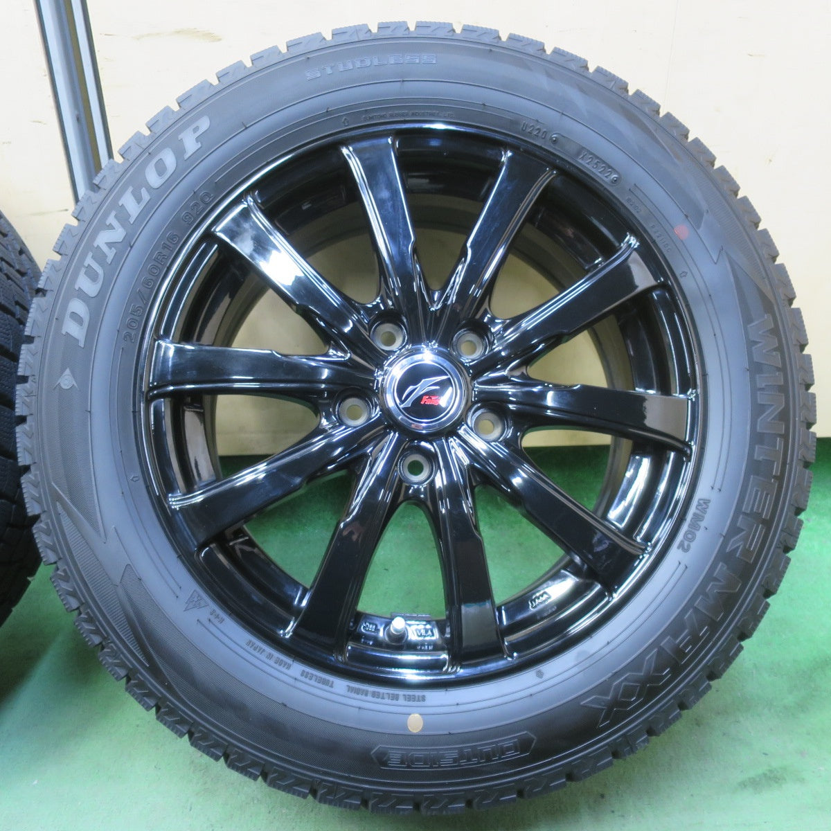 ほぼ未使用！22年！キレイ◎スタッドレス 205/60R16 ダンロップ ウインターマックス WM02 Fang ファング 16インチ PCD114.3/5H◎6071302イス