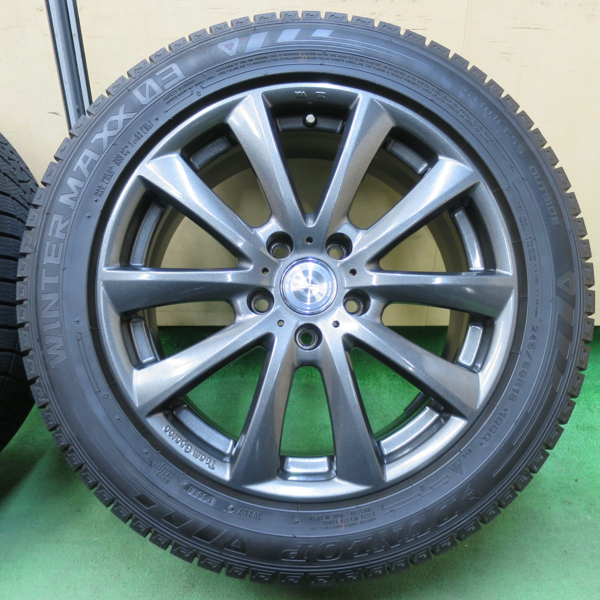 [送料無料] バリ溝！21年！キレイ！9.5分以上★BMW 等 Team Sparco 245/50R18 スタッドレス ダンロップ ウインターマックス03 18インチ PCD120/5H★5013106イス