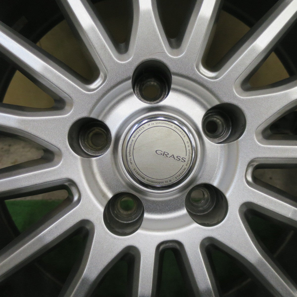 バリ溝！23年！キレイ！9.5分★スタッドレス 235/60R18 ヨコハマ アイスガード G075 GRASS グラス 18インチ PCD114.3/5H★5112210TTス