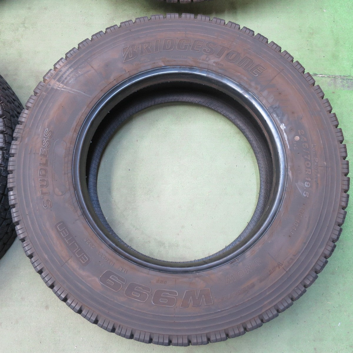 バリ溝！25年！9.5分★トラック タイヤ 245/70R19.5 136/134J スタッドレス ブリヂストン W999 19.5インチ★6062103イスタ