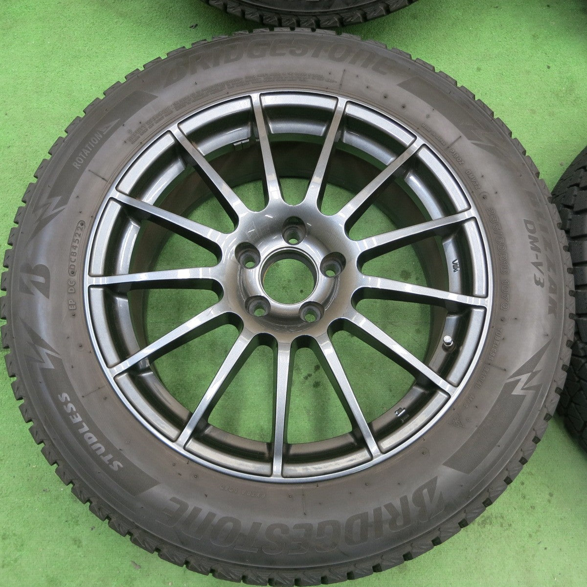 バリ溝！22年！キレイ！9.5分★ベンツ 等 IRVINE 235/60R18 スタッドレス ブリヂストン ブリザック DM-V3 アーヴィン 18インチ PCD112/5H★5050205ナス