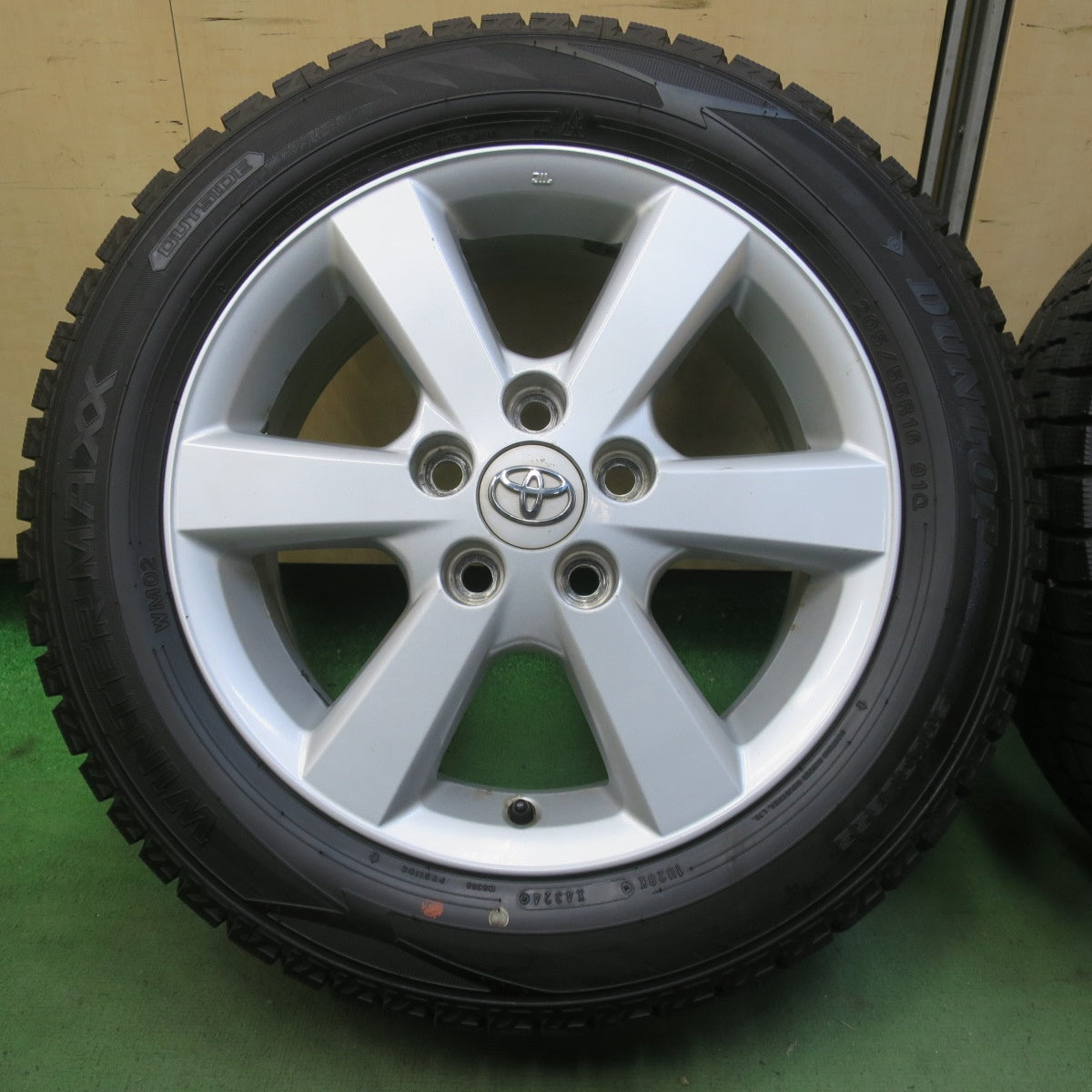 バリ溝！24年！9.5分◎トヨタ アイシス 純正 205/55R16 スタッドレス ダンロップ ウインターマックス WM02 16インチ PCD114.3/5H◎6092904イス