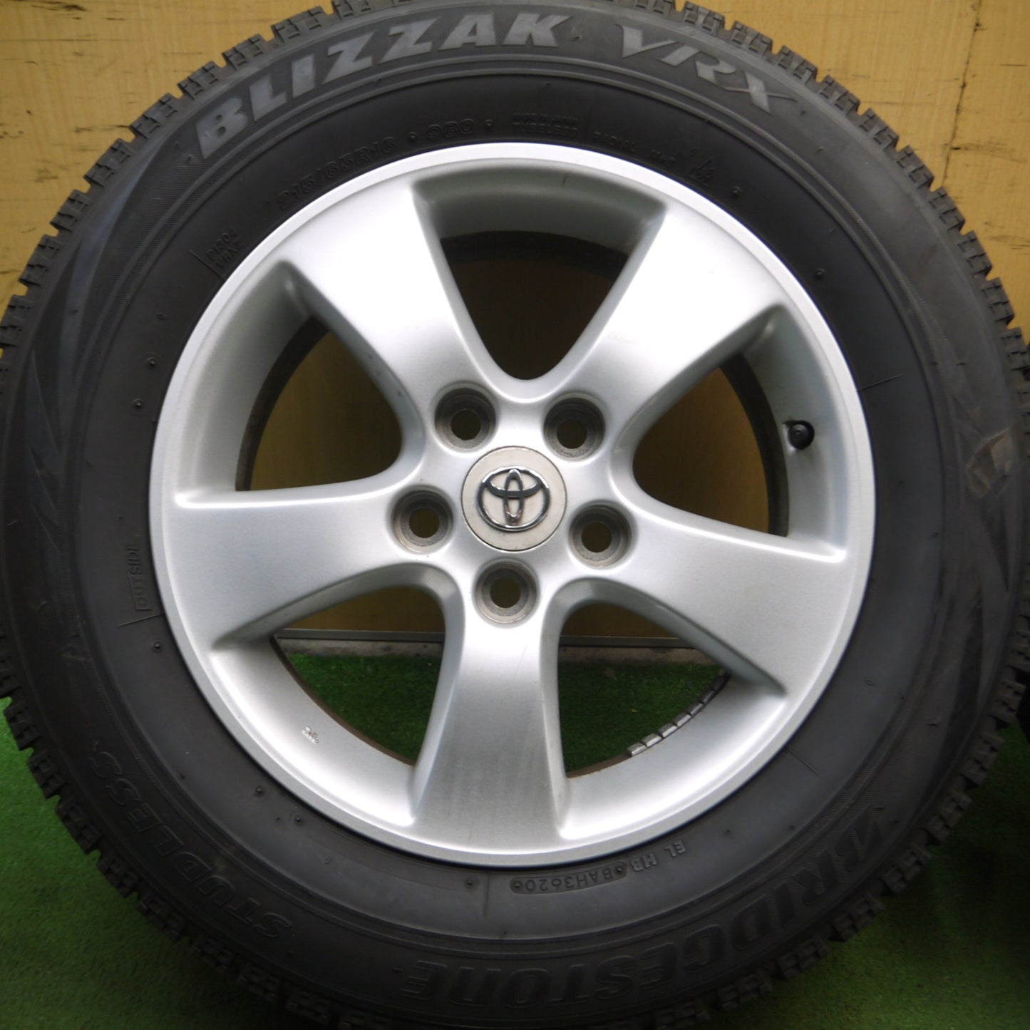 *送料無料* バリ溝！20年！8.5分★トヨタ 30系 エスティマ 純正 215/65R16 スタッドレス ブリヂストン ブリザック VRX 16インチ PCD114.3/5H★4040212Hス