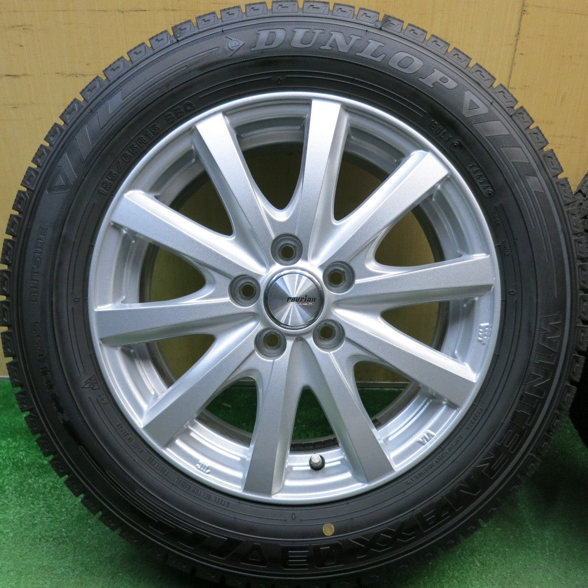 ほぼ未使用！24年！キレイ★シエンタ プリウス 等 185/65R15 スタッドレス ダンロップ ウインターマックス 03 ravrion RS01 ラブリオン 15インチ PCD100/5H★6032809HAス