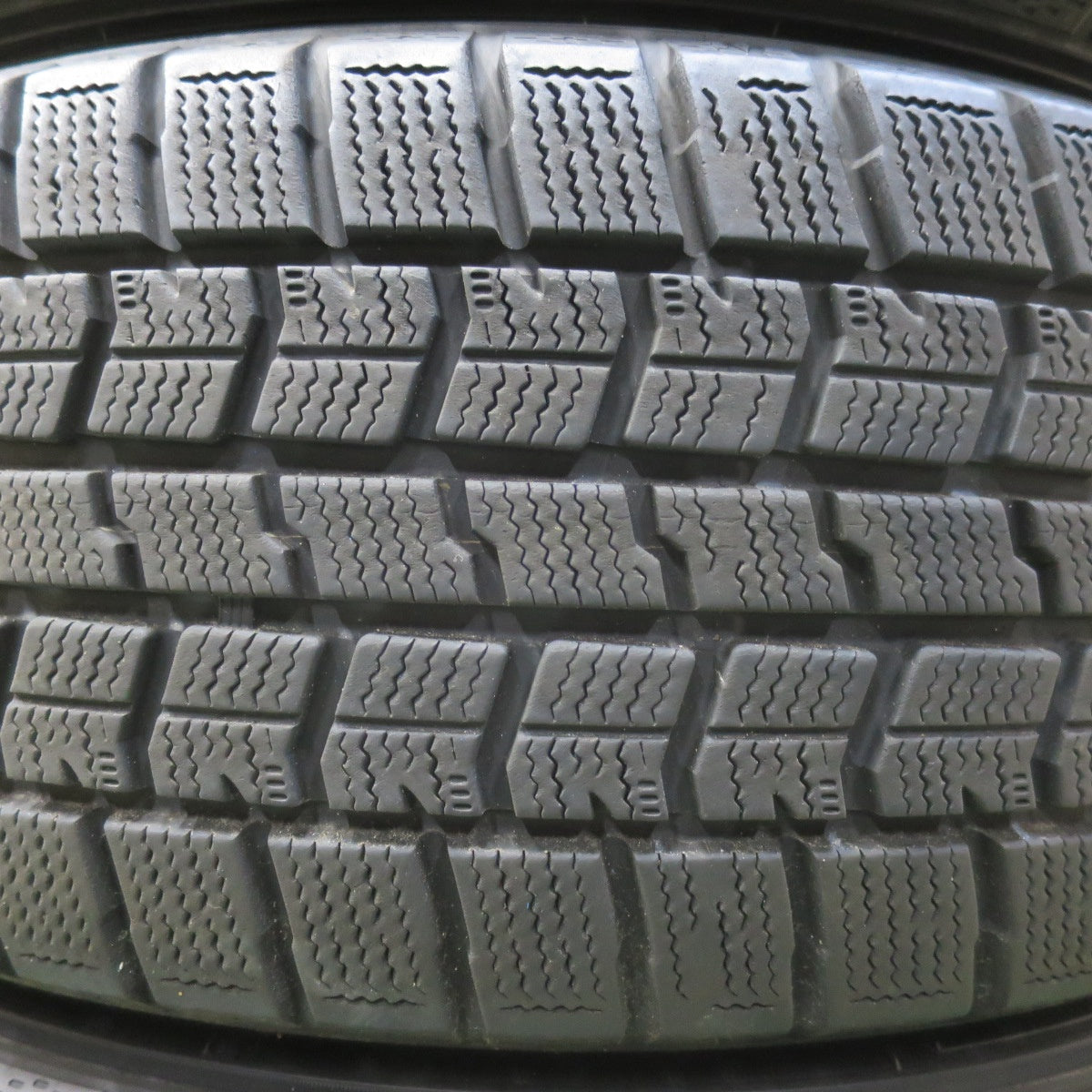 バリ溝！キレイ！9.5分★スタッドレス 215/50R17 グッドイヤー アイスナビ7 SCHNEIDER シュナイダー 17インチ PCD114.3/5H★5111811イス