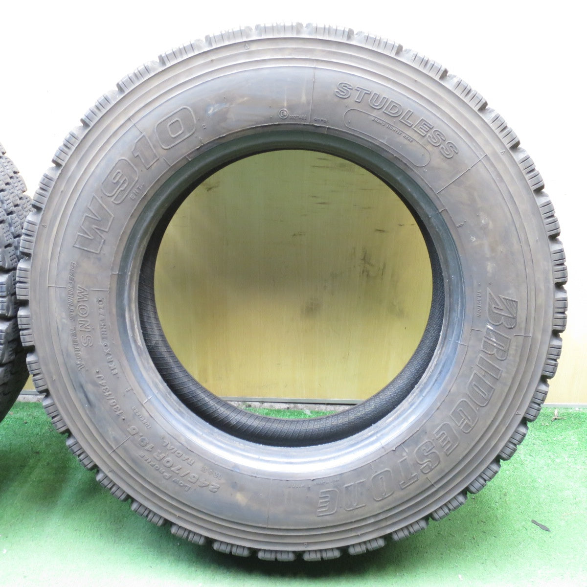 *送料無料* 2本価格！20年★トラック タイヤ 245/70R19.5 136/134J スタッドレス ブリヂストン W910 19.5インチ★4052902クスタ