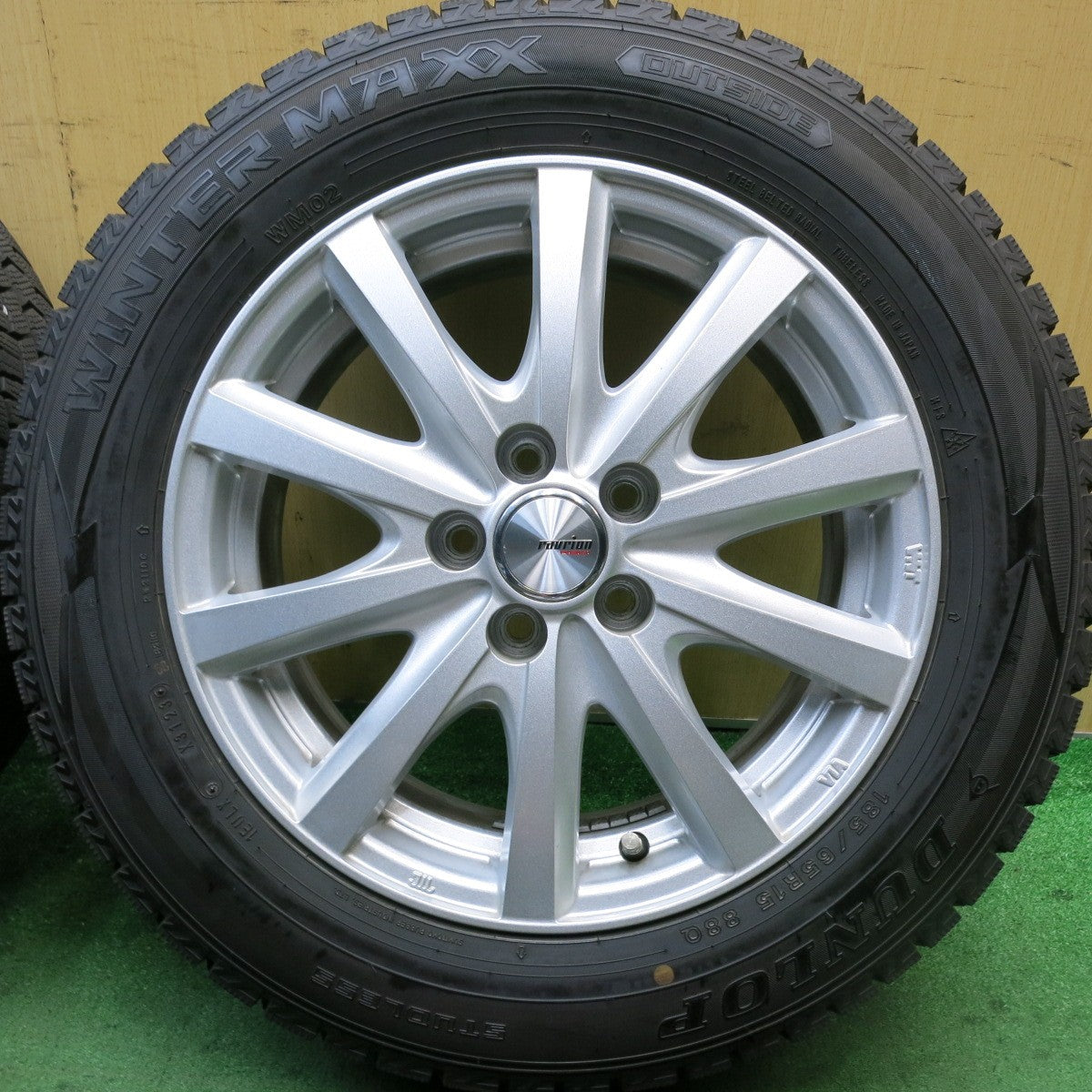 バリ溝！23年！キレイ！9.5分★プリウス 等 185/65R15 スタッドレス ダンロップ ウインターマックス WM02 ravrion RS01 ラブリオン 15インチ PCD100/5H★5072701HAス